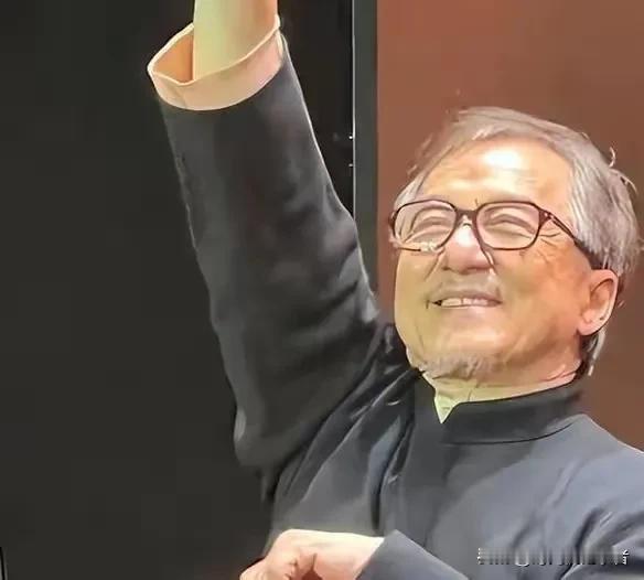 71岁的成龙到底再拼什么，71岁了还在每年更新电影，自己是主角，虽然动作迟缓了，