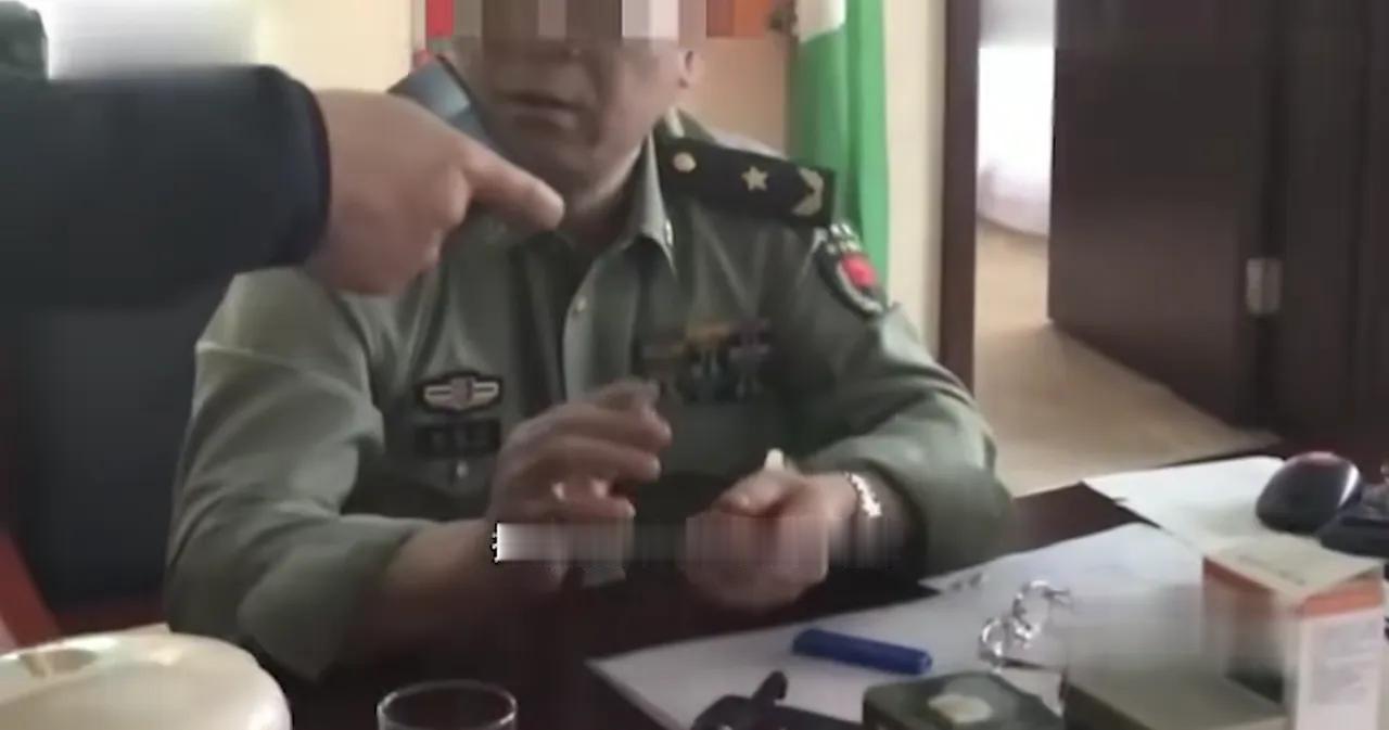 还记得当年那个闹得沸沸扬扬的“假将军”吴某吗？一个普通人，硬是靠着一身假军装、几