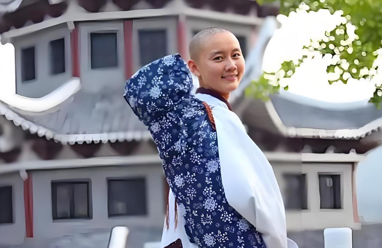 普通人成了网红接下来就会直播带货，尼姑成了网红，会做什么呢？照片上这个年轻漂亮