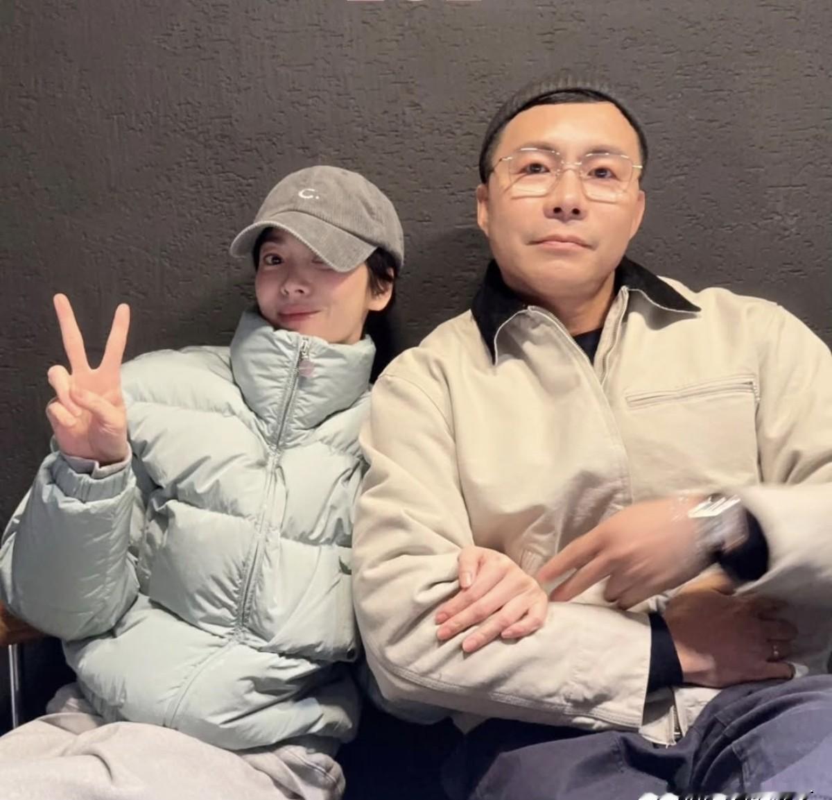 宋慧乔深夜只发两个字，却暴露了娱乐圈最稀缺的关系。照片里她刚卸完妆，挽着男发型