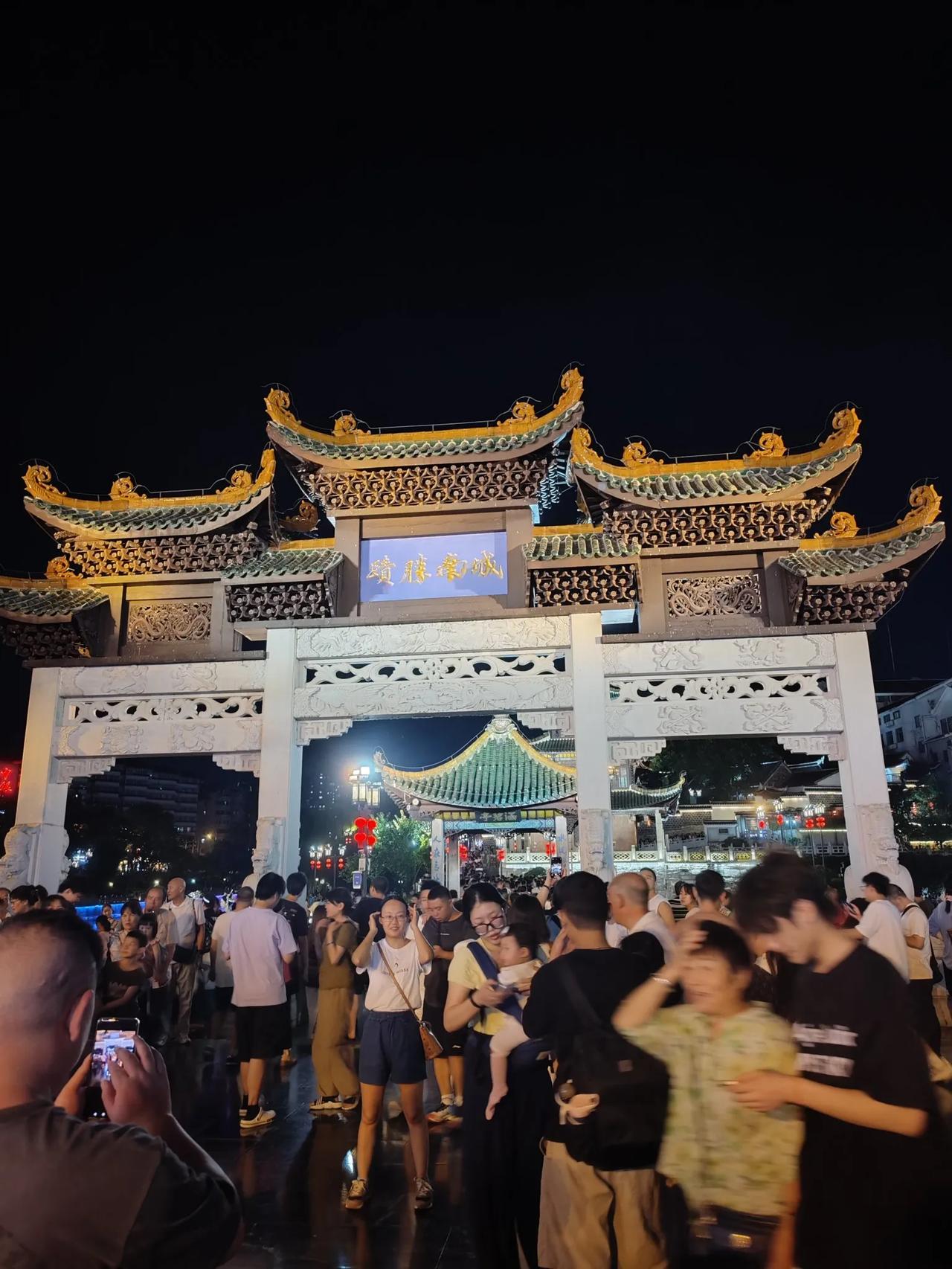 贵阳这个夏天感觉来了一亿人！一眼望去全是人从众！众所周知，贵阳是国内热门的避