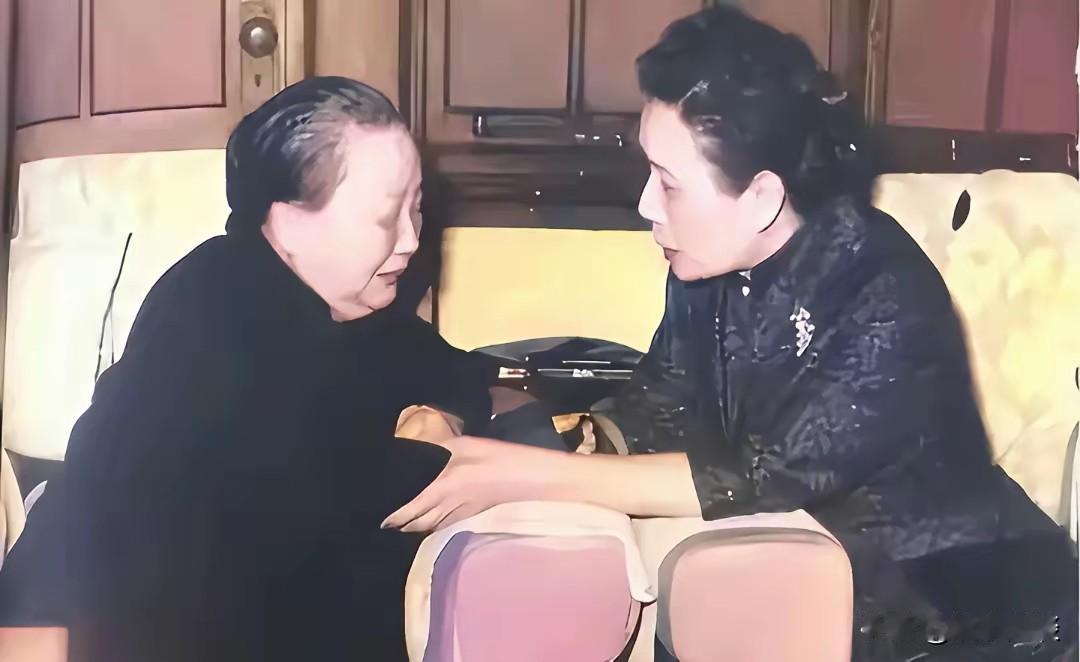 六十年代，胡适于中央研究院酒会突发心脏病辞世。宋美龄特意上门看望痛失丈夫的江冬