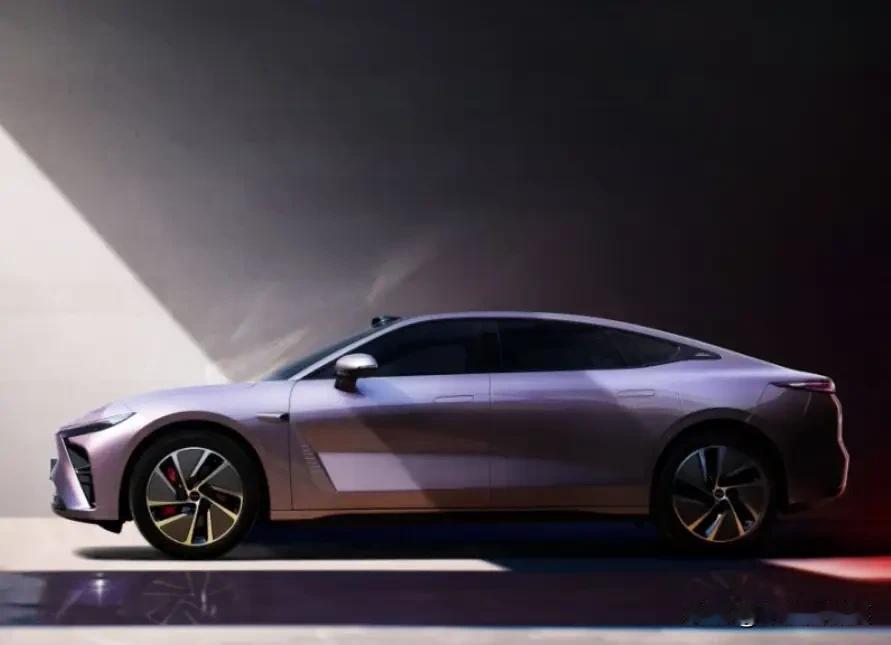 在新能源市场竞争白热化的当下，2025款星纪元ES与ET携全维升级实力而来，分别