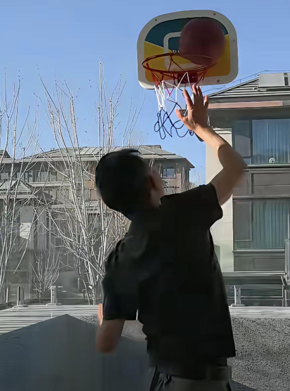 姐姐们家人们初七了，明天该上班了吧哈哈，Z近的消息，就像一束光照进了迷雾。听说又