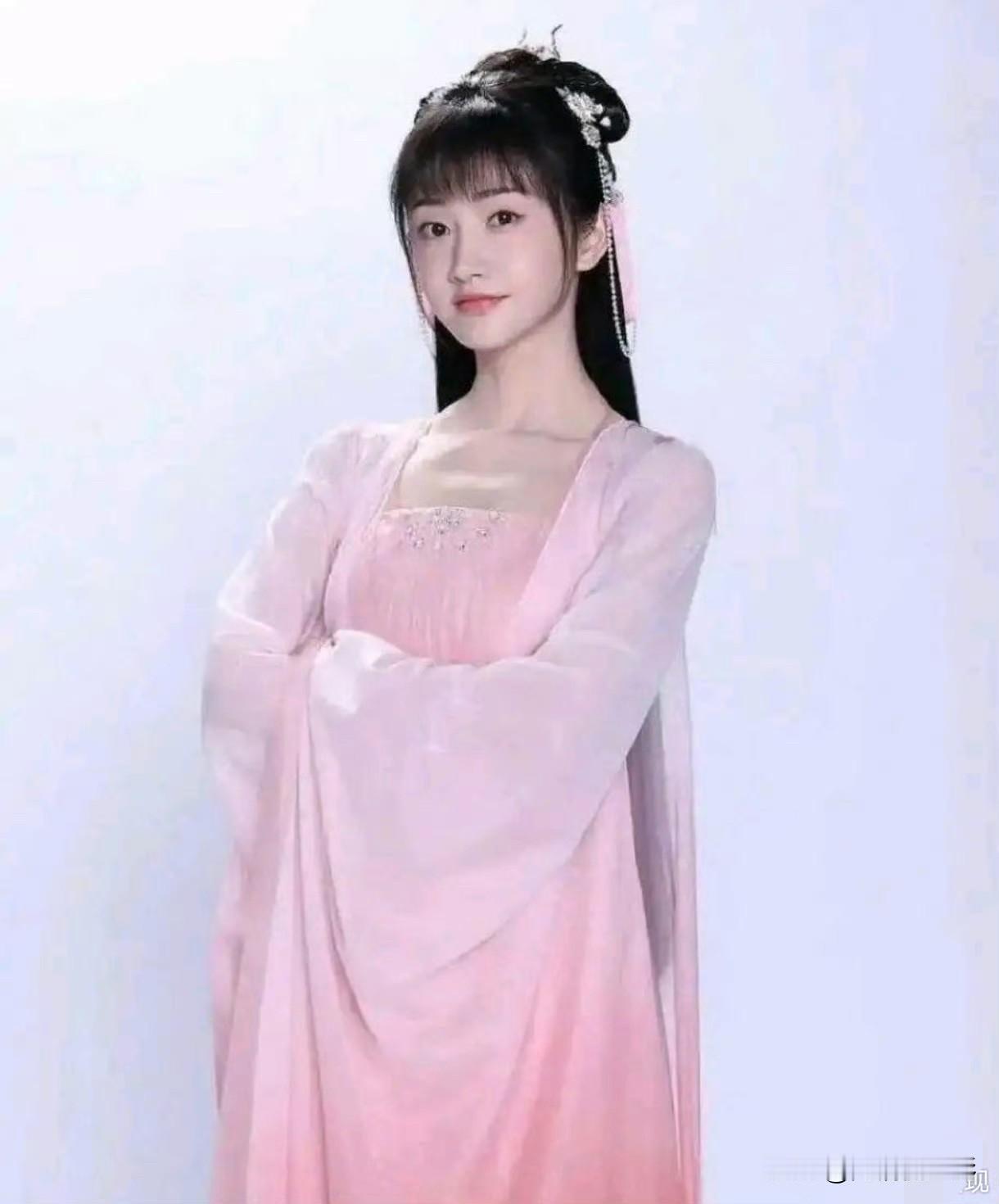 谁能想到《沉香如屑》最初的女主本是景甜，她和成毅的定妆照都已经拍摄完毕，最后却临
