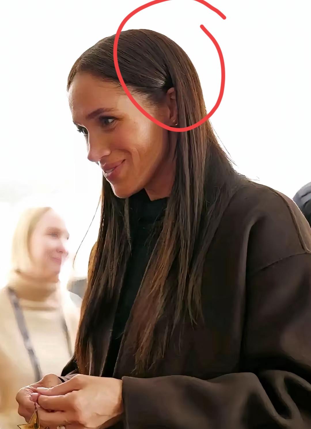 当梅根的造型师，也是不易呀！为何？因为当年有造型师透露，天生卷发的梅根，做头