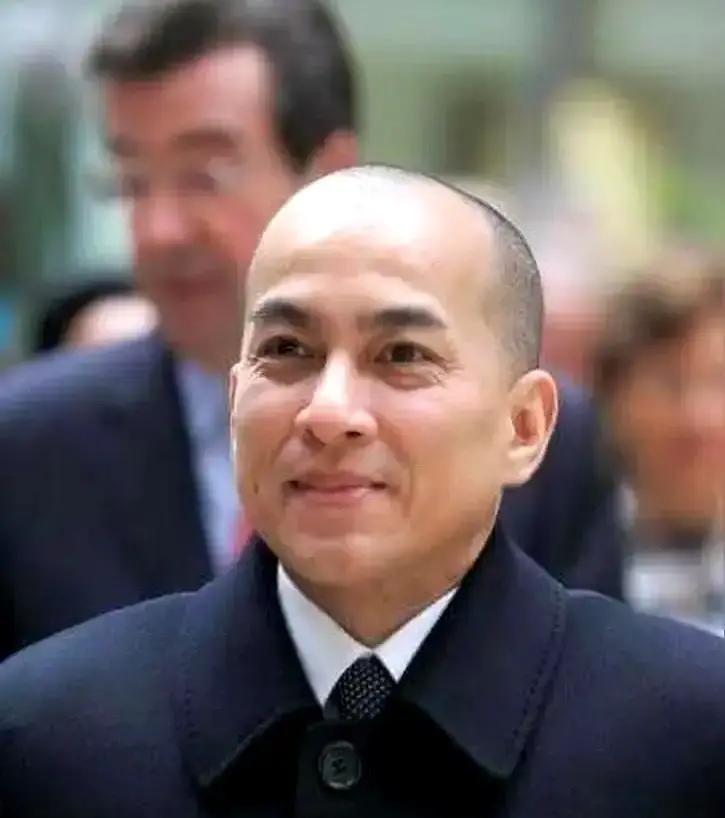 我跟你讲，柬埔寨这地方，水深得很。2004年即位的柬埔寨国王西哈莫尼，靠着
