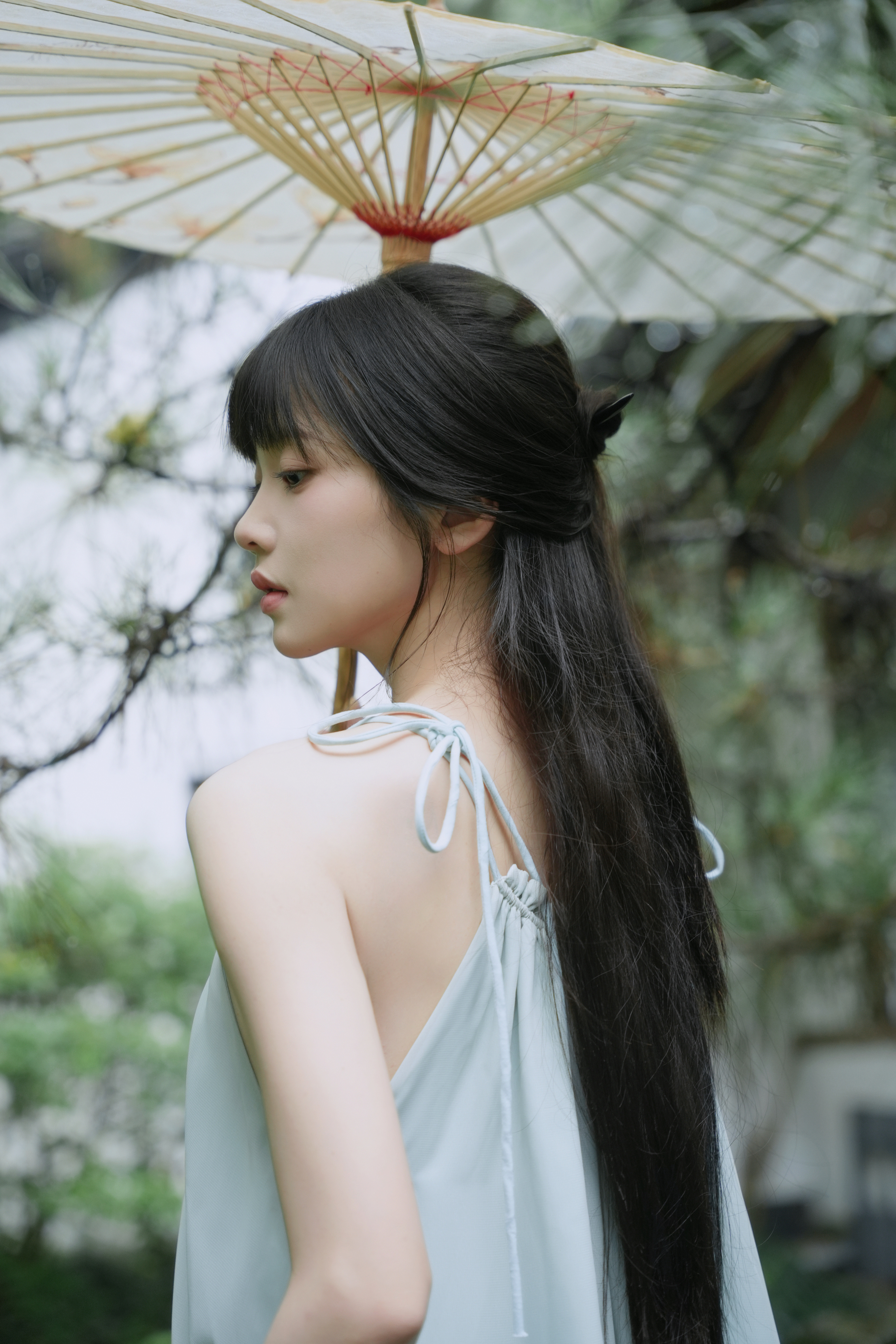 张淼怡浅衫半露，长发如瀑。一伞江南雨，半盏荷风香。