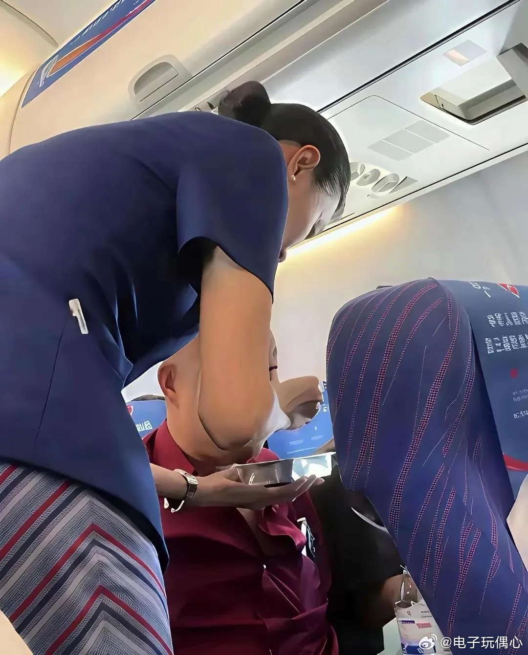 不得不说，空姐这服务太暖心了吧