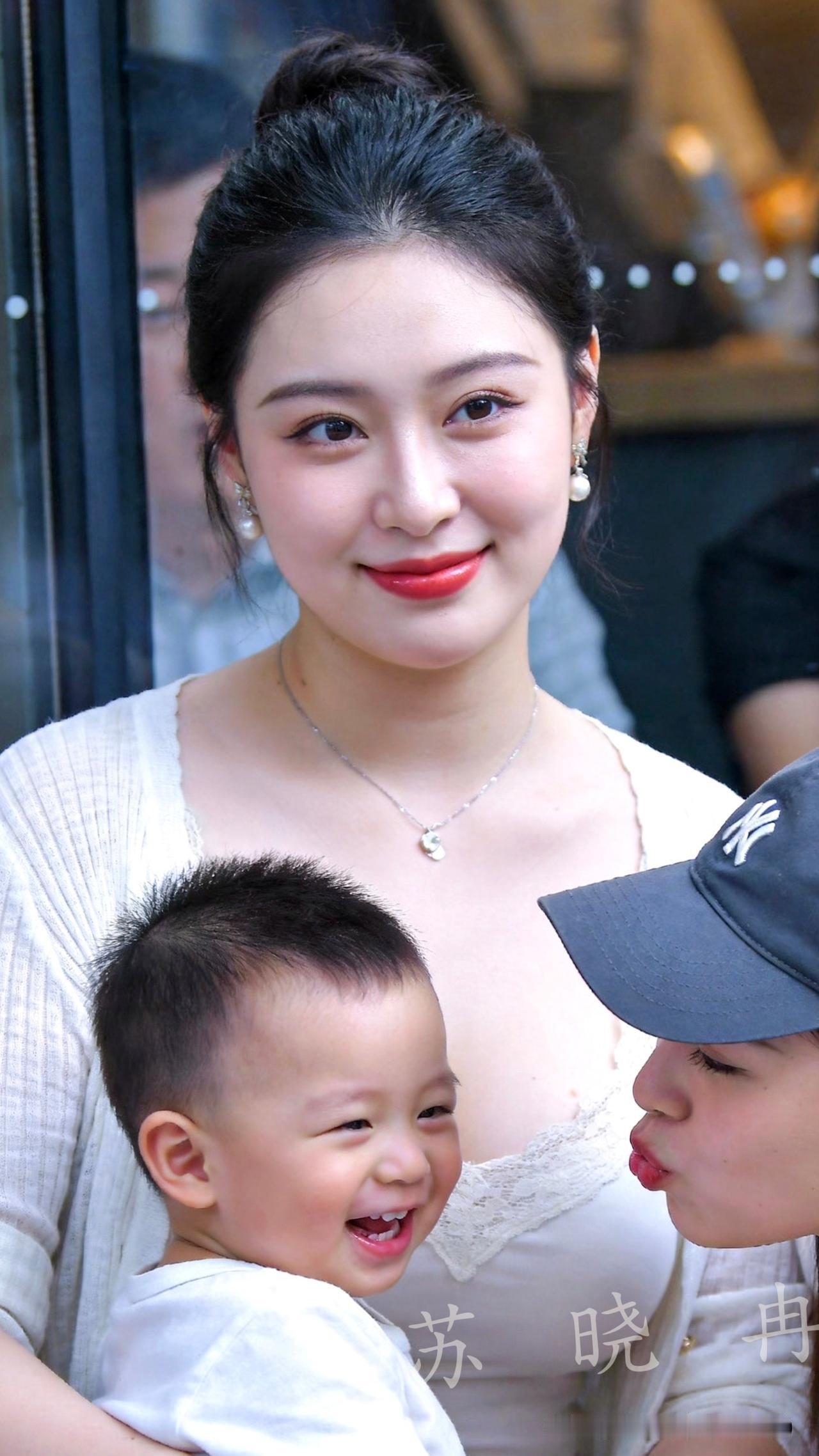 逛商场走累了，在休息区坐下来歇会儿。小姨凑过去逗小宝宝，小家伙笑得乐呵呵。妈
