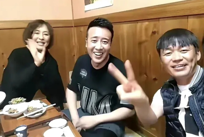 本月初，在上海一家不起眼的小酒馆里被网友意外“包围”，于和伟、王宝强、李勤勤围坐