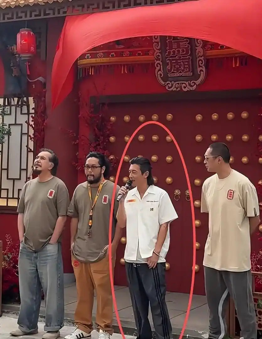 陈冠希亮相开机仪式，长发蓄须，与垮脸发福的黄秋生状态差别明显。​