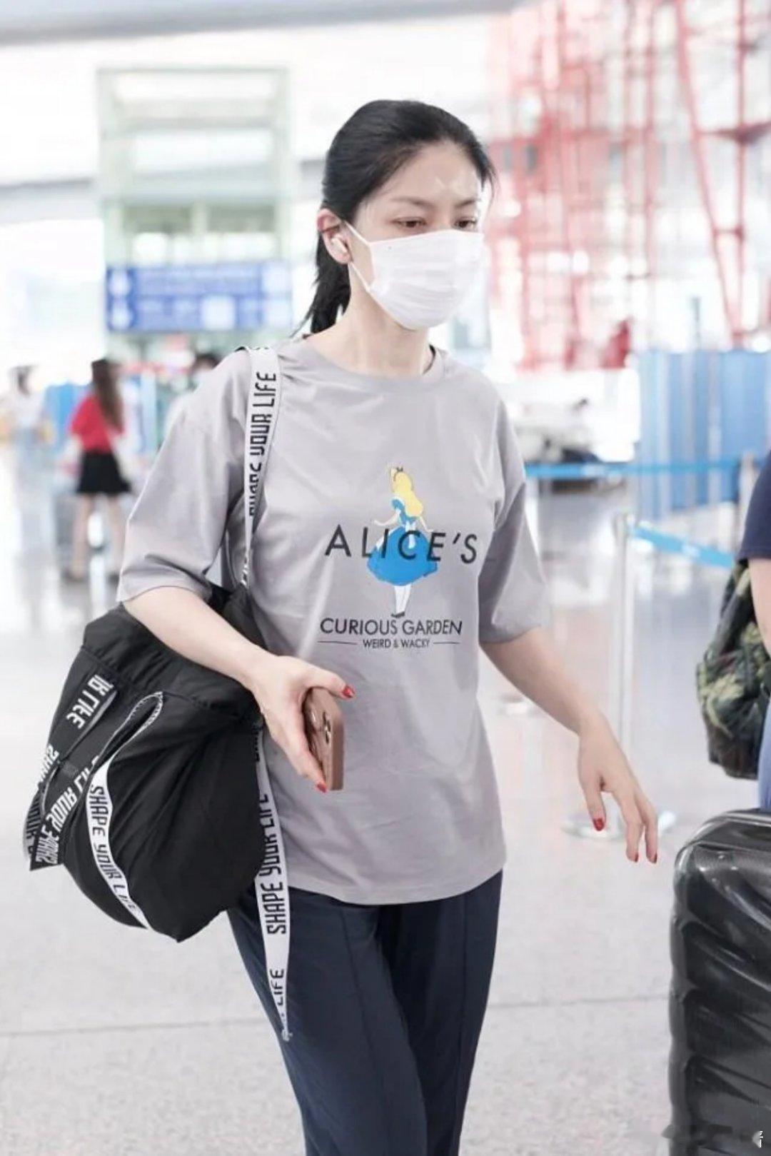 胡可真是中年女人的穿搭标杆！灰色印花T配九分裤，完全没有大妈感​​​