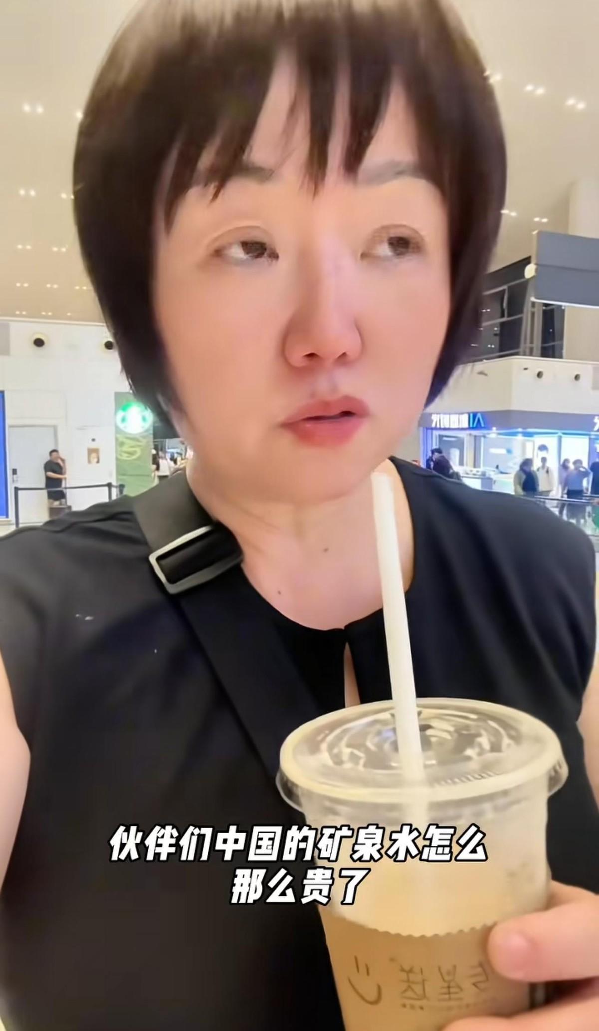 在澳洲喝了几杯咖啡，回国就能当裁判了？一个女的从澳大利亚飞回来，落地广州白云机场