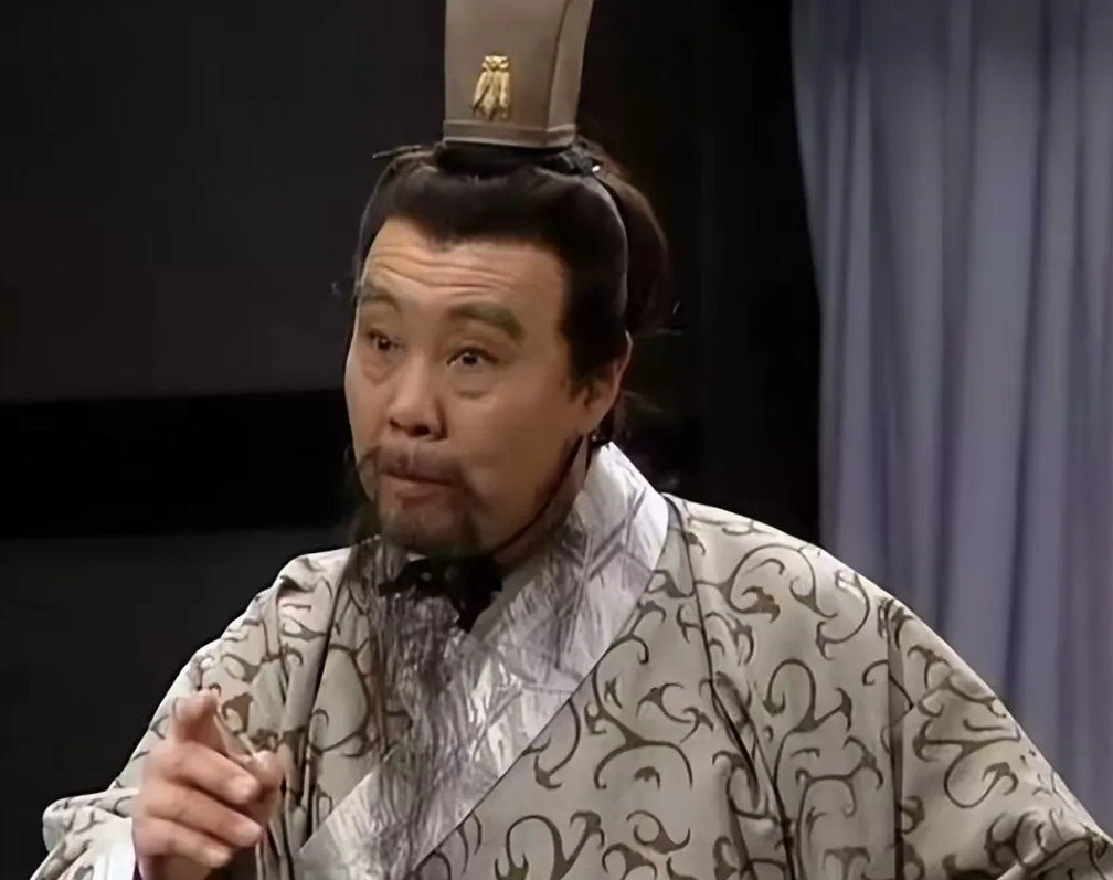 孔融这人懂得让梨，但不识时务。何进得势升大将军时，孔融被上司派去祝贺，结果因下人