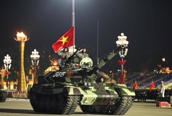 最近军迷圈出了个怪现象：自家阅兵彩排上层出不穷的“新家伙”让许多资深爱好者都陷入