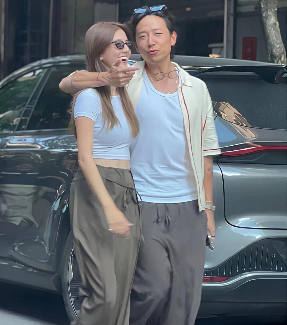 这大概就是双向奔赴的爱情吧吴千语和施伯雄2019年相识并开始交往，2022年9