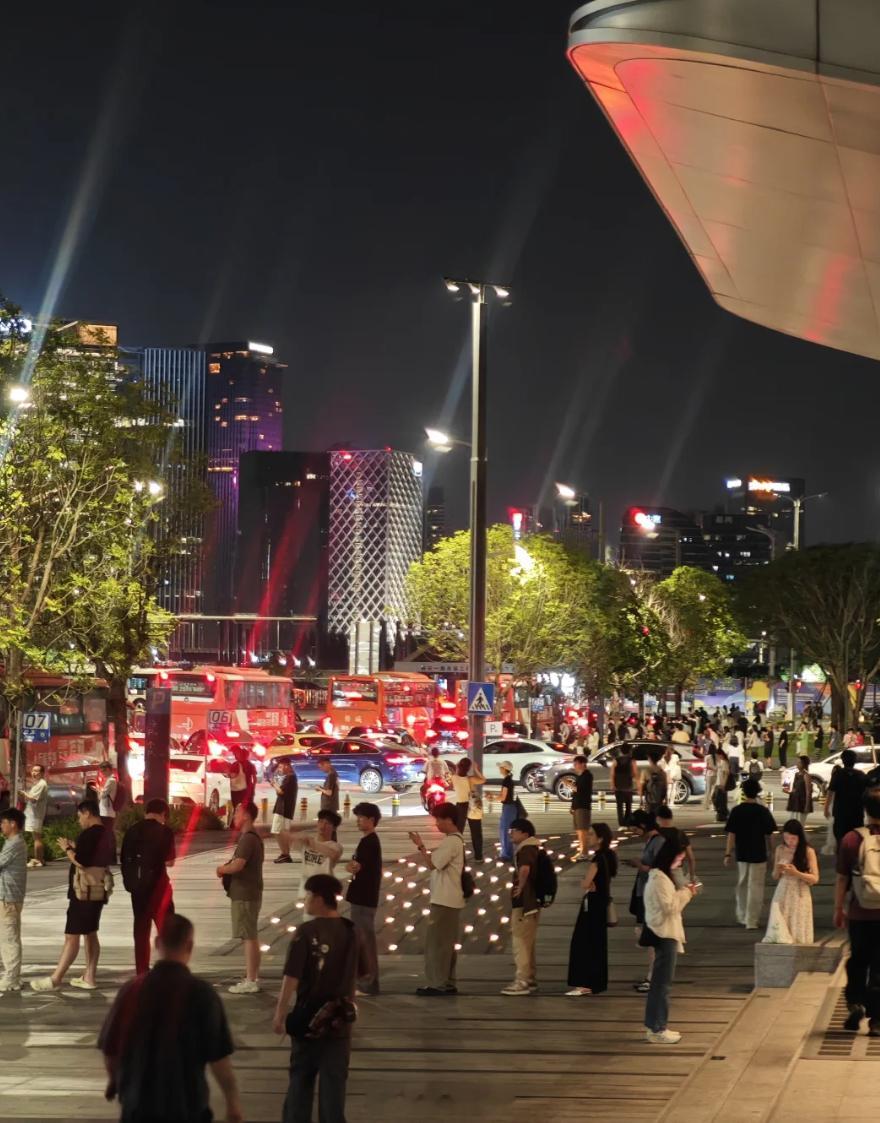 鹅厂的人说，在腾讯企鹅岛每天上班都堵车。首先是进岛通道有限，大铲湾片区目前进岛的