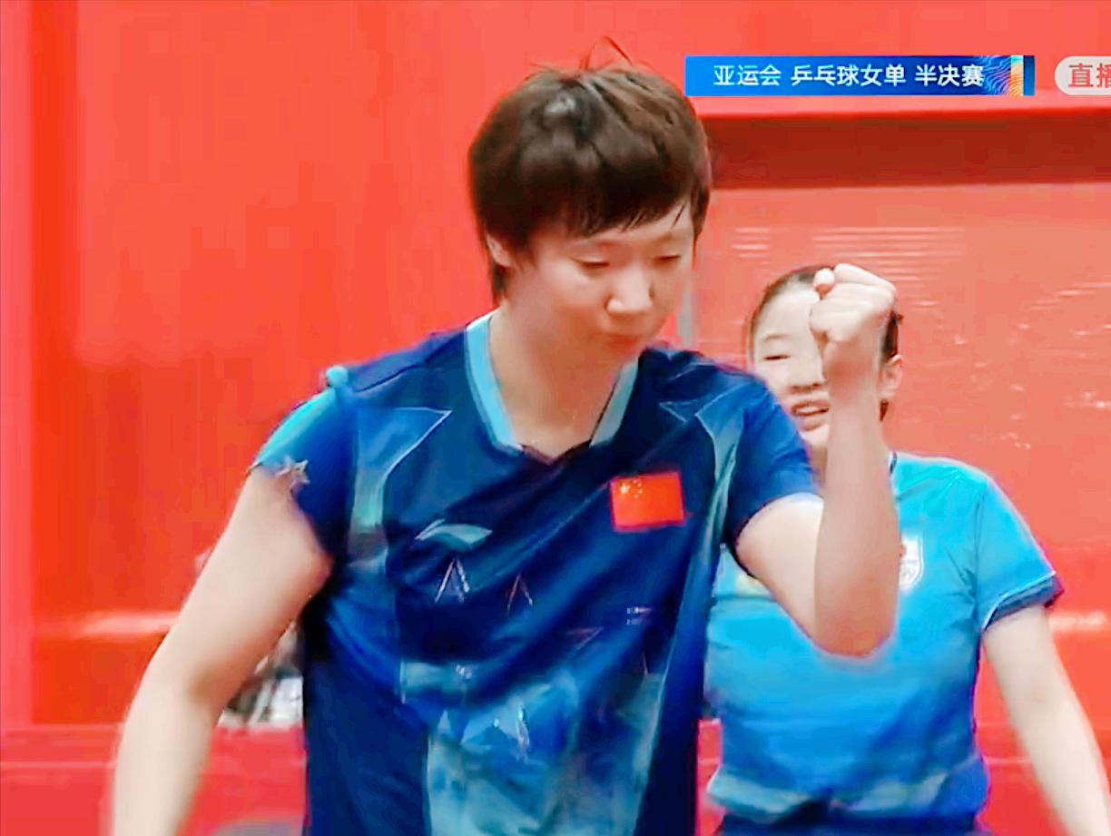 王曼昱4:1拿下张本美和的时候，看到看台上王励勤的表现了吗？大力也举手鼓掌了，