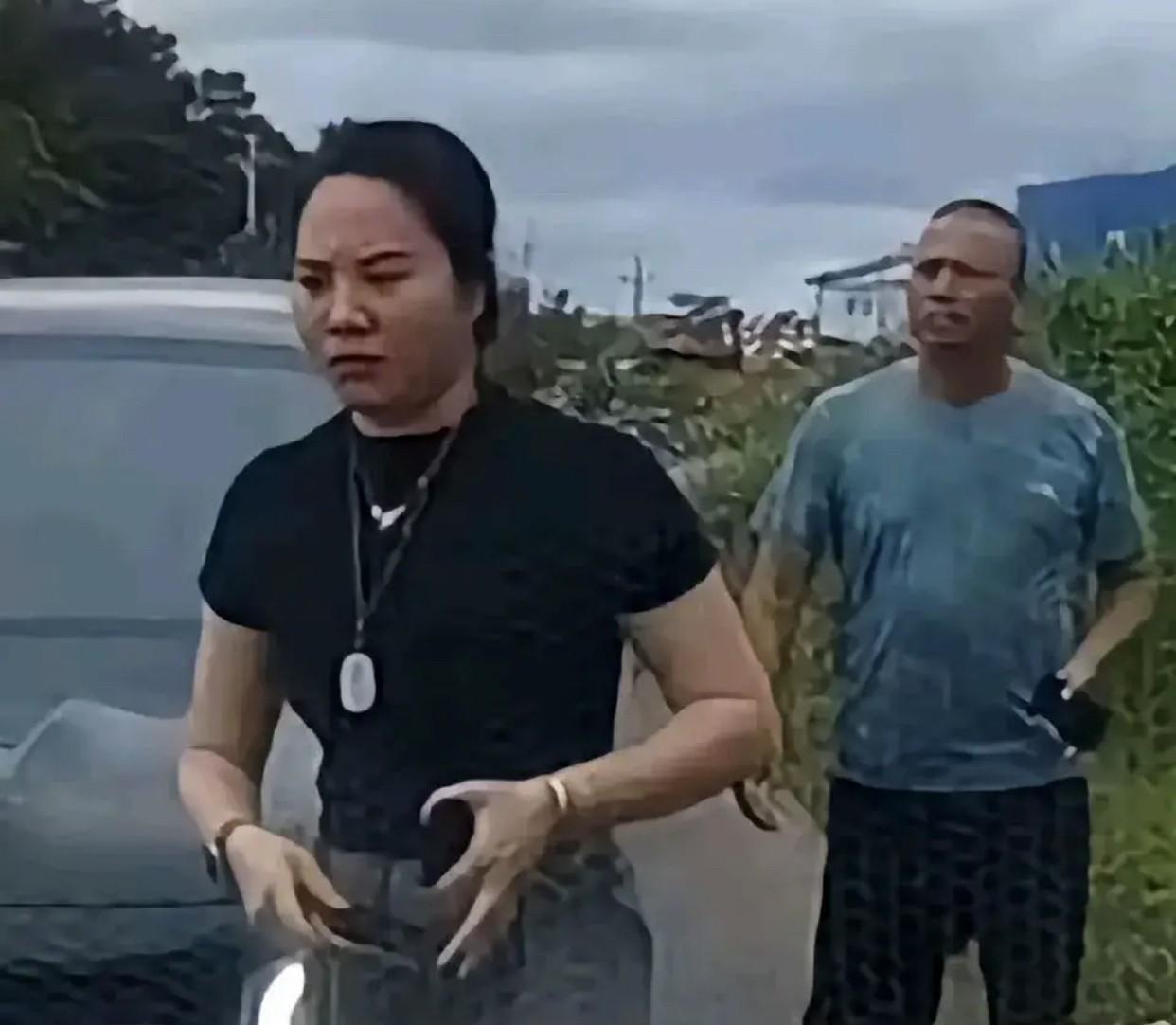 “豪车女司机亮证威胁人”大结局？当地有关部门负责人，联系上了被威胁的男司机，