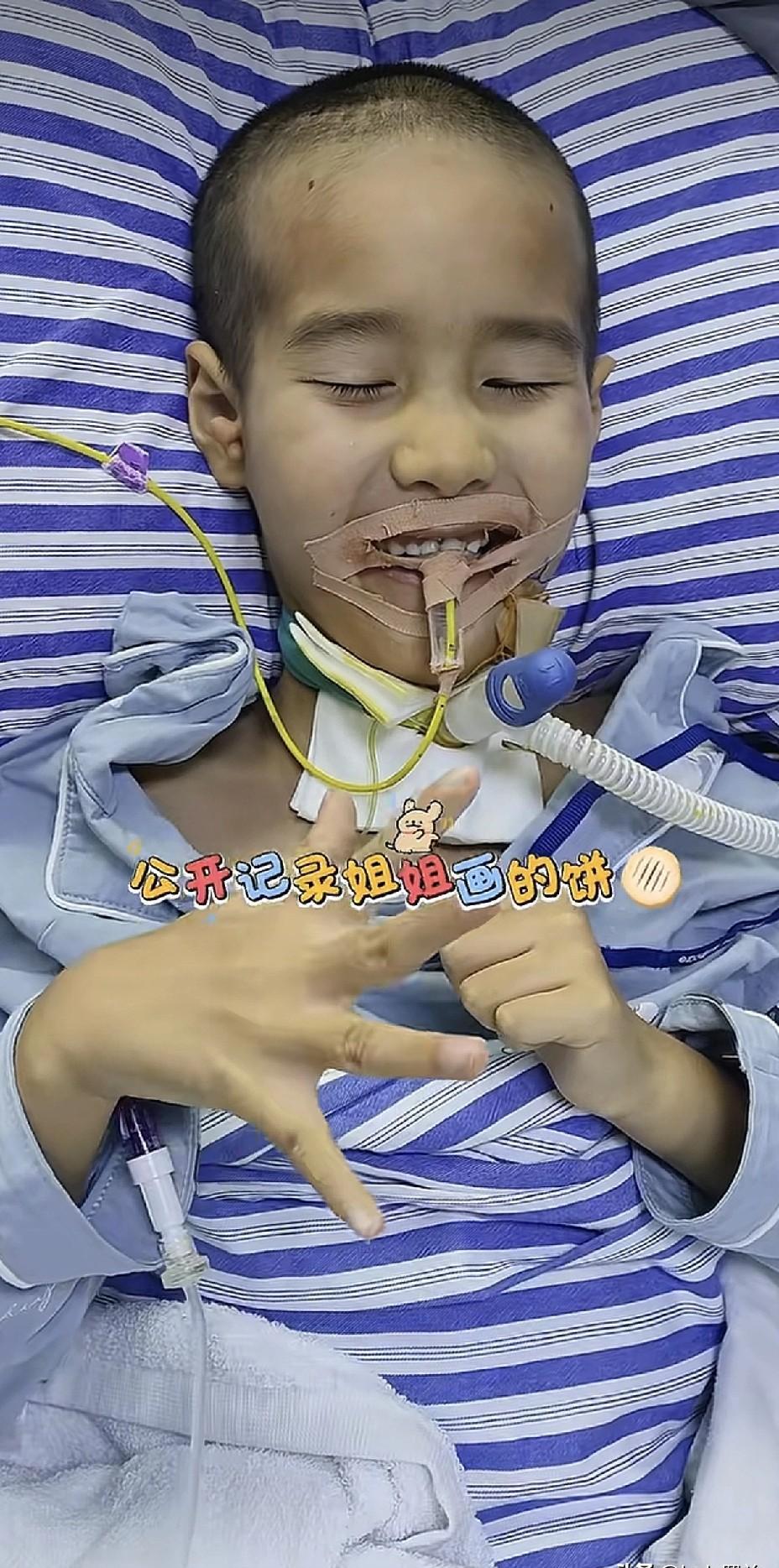 别小看孩子随便比的一个“3”！刘楚熙被问到喝可乐还是果汁，他先是竖起大拇指，眼