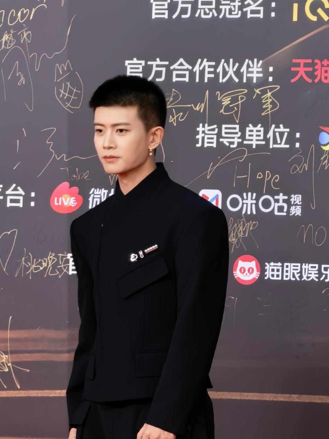 11月13日，以寸头搭配珍珠耳环造型亮相竞燃之夜红毯，清爽利落中兼具慵懒贵气，