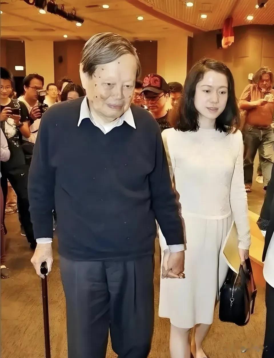翁帆和杨振宁结婚就是找了一份非常好的工作，记得当初报道刚出来的时候，网民不理解她