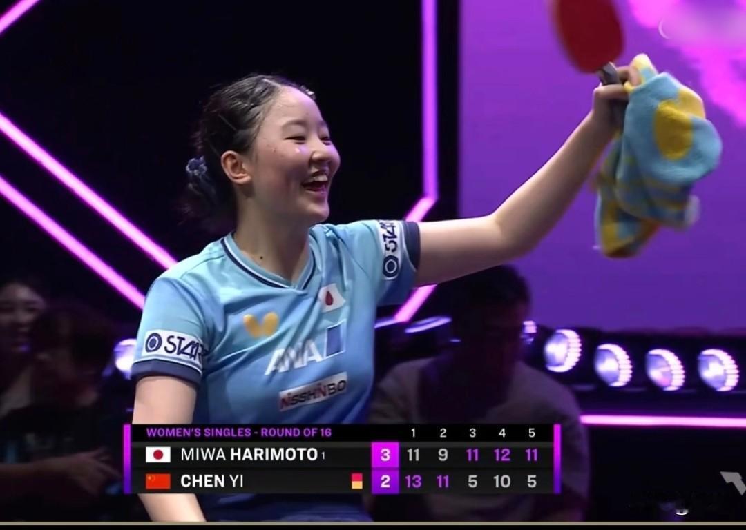 张本美和真是小孩子心啊！今晚上赢下比赛后直奔老父亲张本宇，这场景让我想起重庆