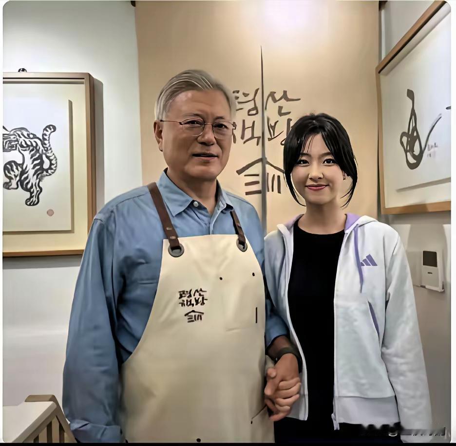 【来龙去脉】文文和男友都是韩国大邱加图立大学的研究生，这次文文独自回韩国拿毕业