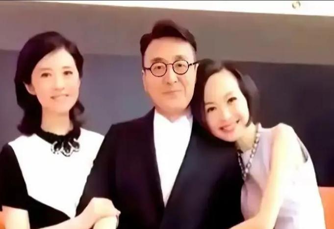 57岁的窦文涛这辈子没结过婚，但他干得最划算的一件事，是让离过两次婚的陈鲁豫把自