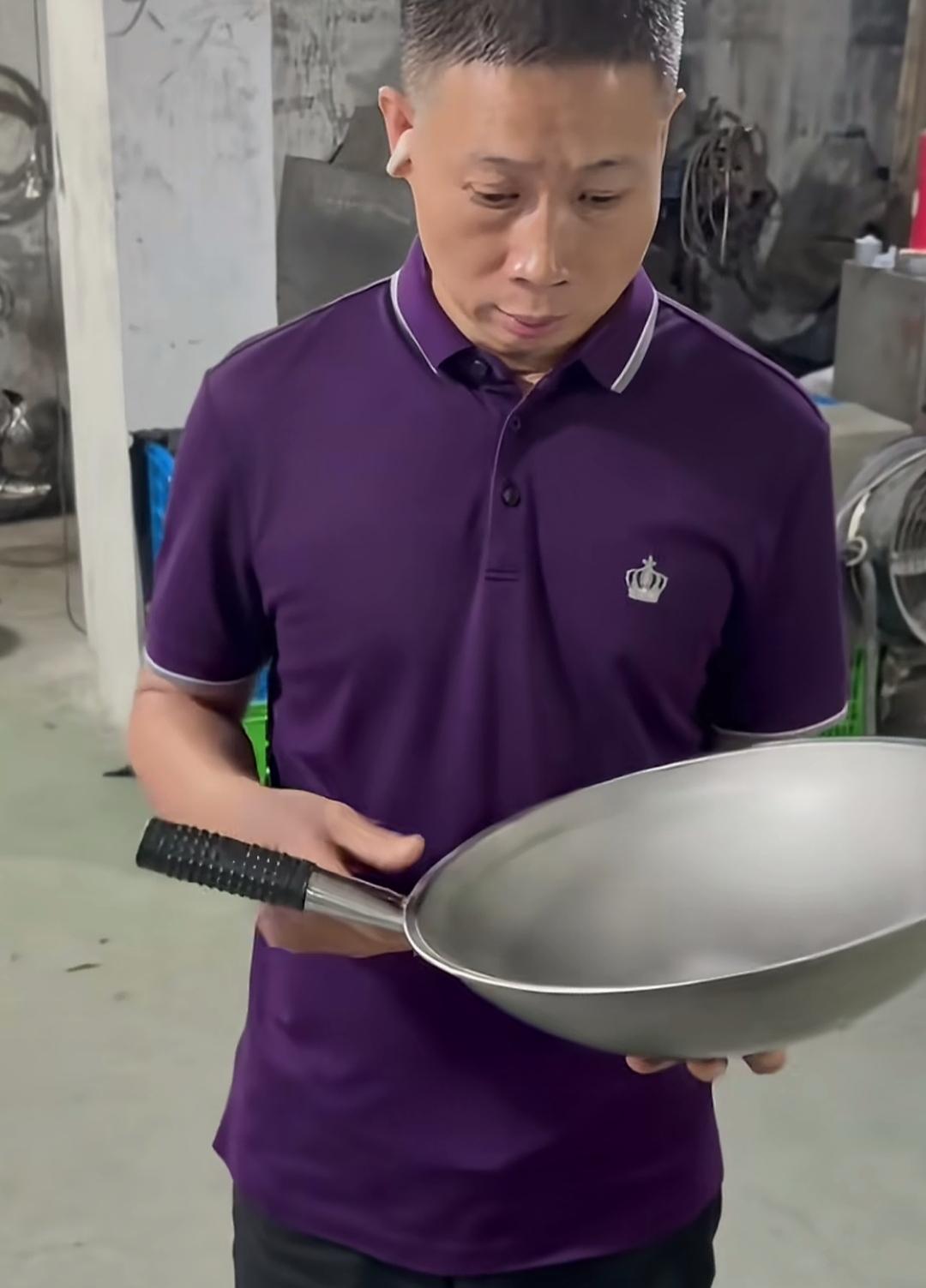 真是让人笑不活了，看到瑞安不锈钢锅老板，在介绍自己的锅时，眼神躲躲闪闪，甚至有些