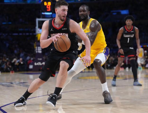 今日火箭球星申京在球队训练结束后接受了媒体采访。记者：“你觉得艾顿有什么特点？他