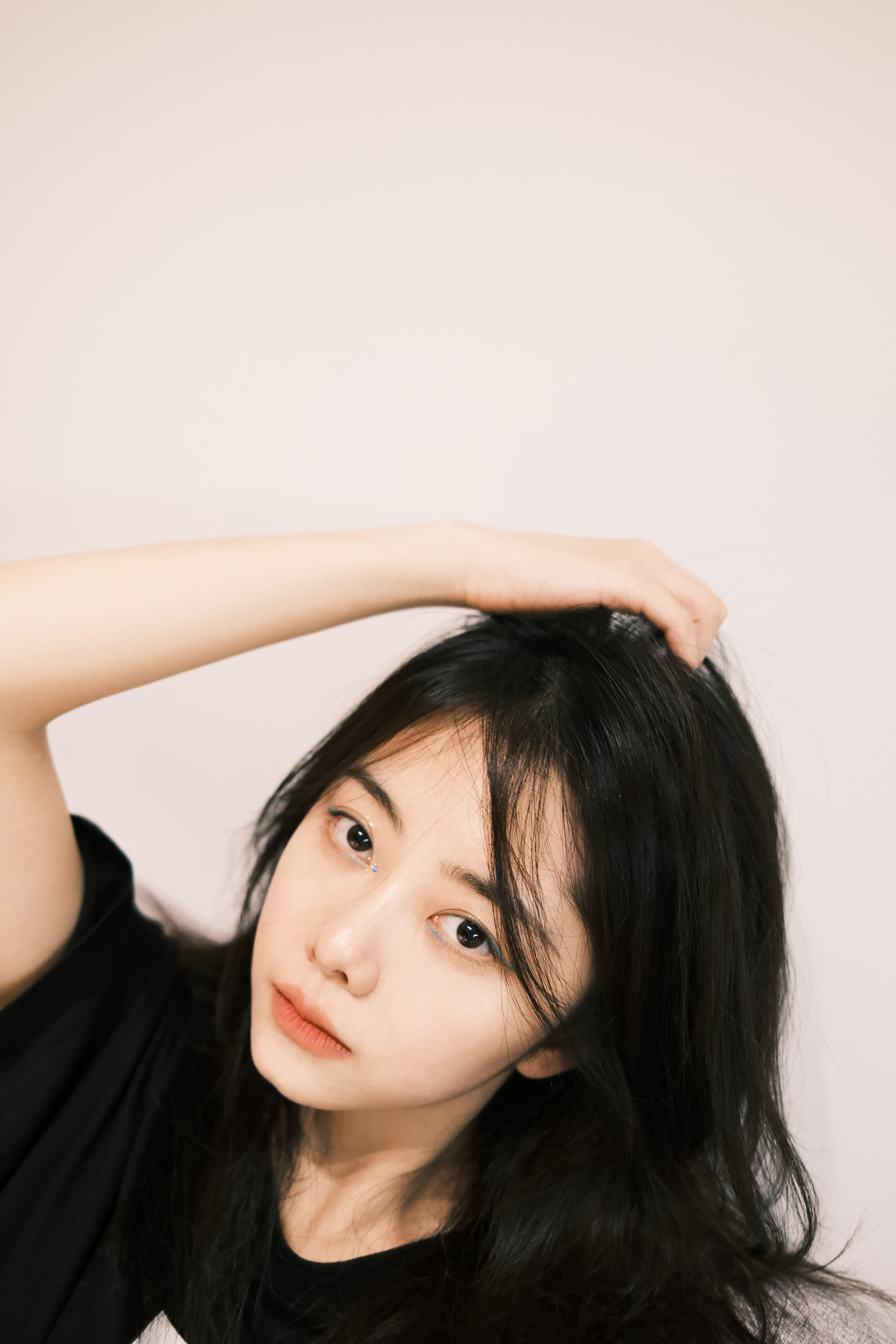 谭松韵，黑衣甜酷少女头像。谭松韵