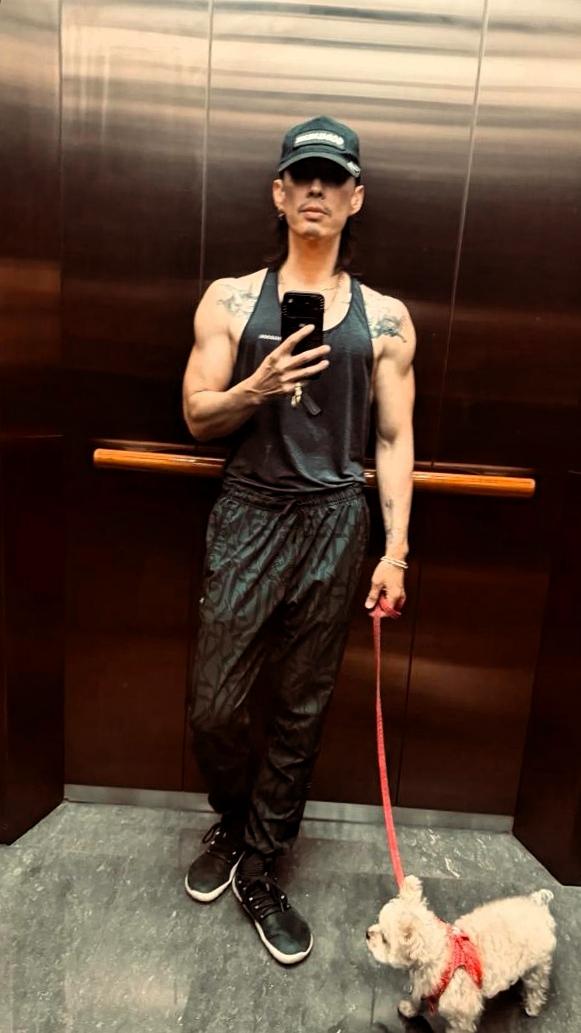 吴建豪这状态也太“疯”了！最新照片里瘦到锁骨能养鱼，T恤套在身上晃荡得像偷穿了别