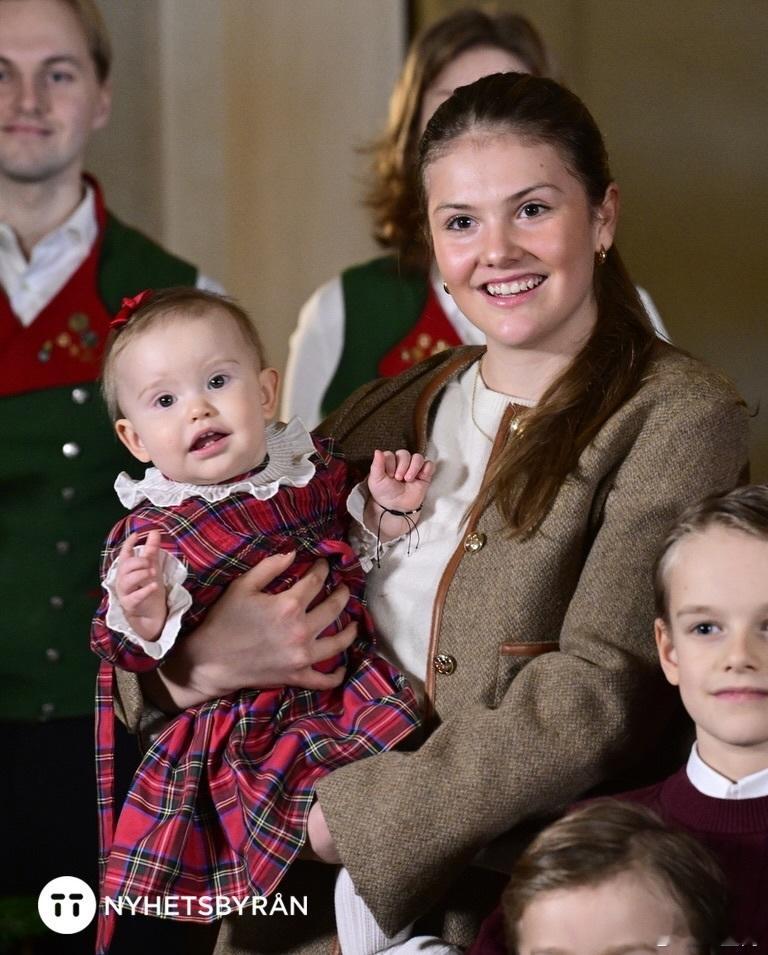瑞典王室🇸🇪12月15日，西尔维亚王后和9个孙辈一起欢迎圣诞树礼物来到王宫