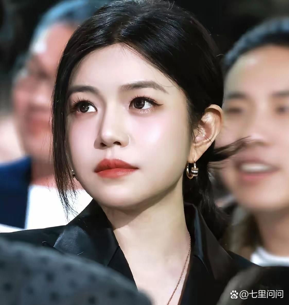 1.孟姐和王楚然都属于明艳型女星，两人被业界定义为竞品，相关资源都只会二选一。王楚然笑起来脸上褶子也