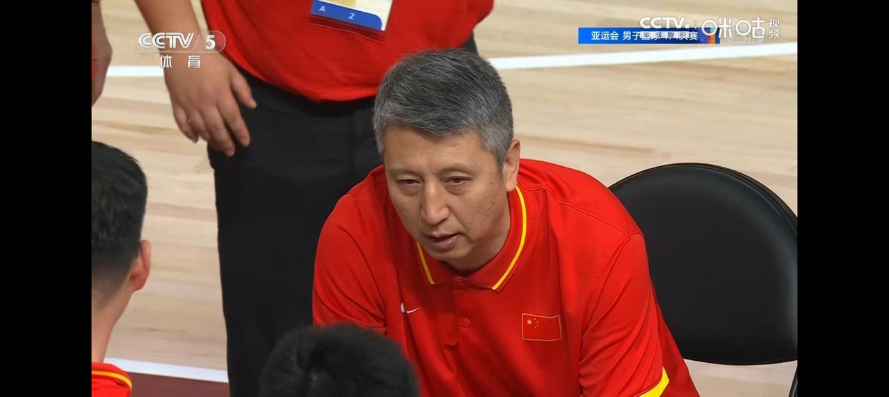 三节比赛打完，中国男篮落后了！亚运会男篮四分之一决赛，中国
