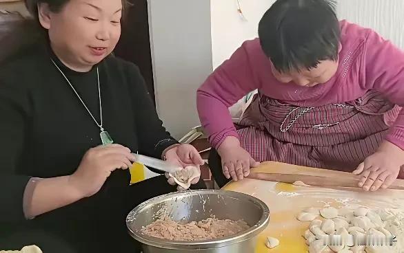 杜大娘今发文与女儿同框包饺子，享受着岁月静好里的天伦之乐，体现自己慈母心，