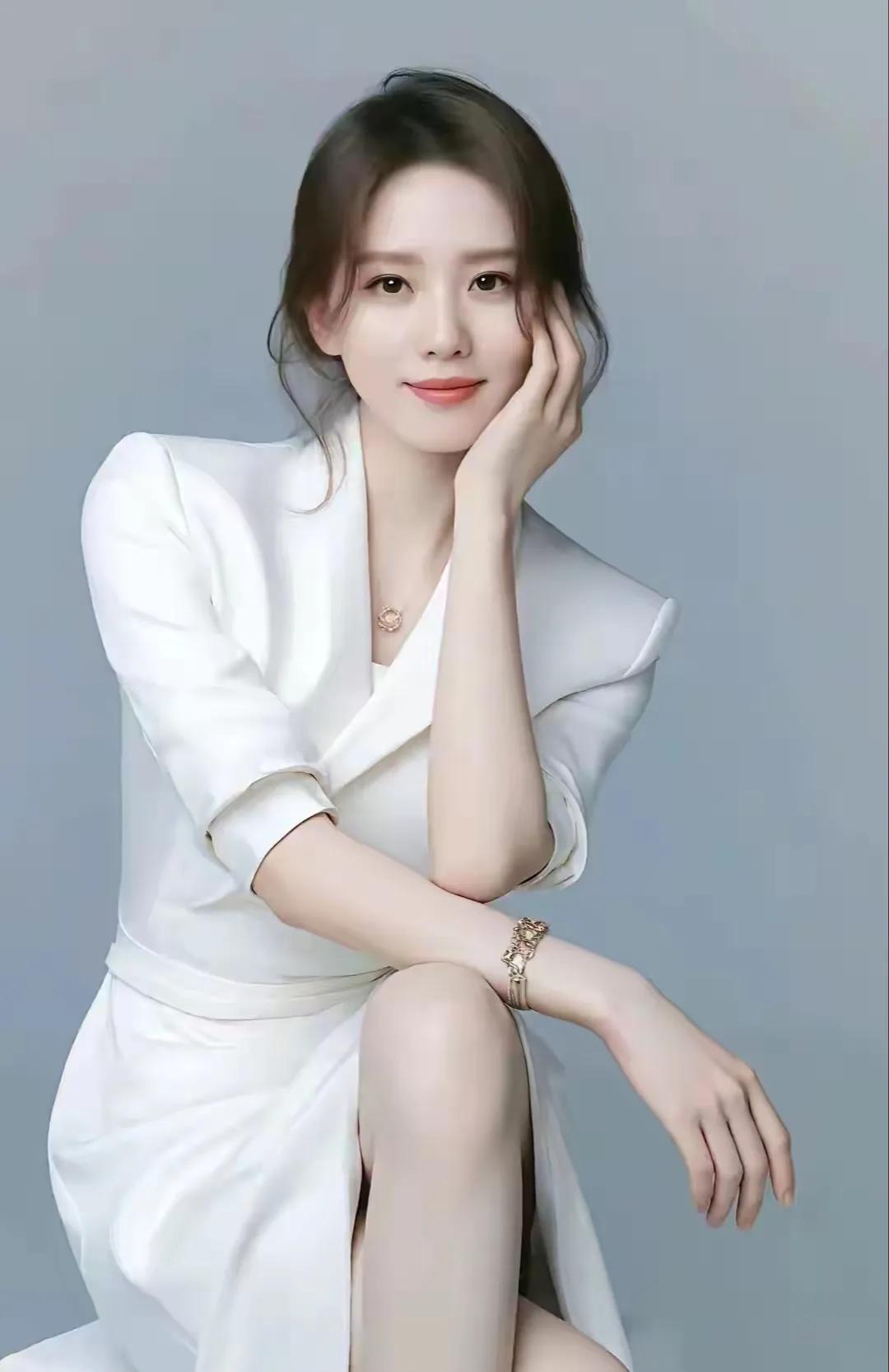 刘诗诗从来不靠擦边博取眼球，凭一身的高级感穿搭圈粉无数他喜欢穿剪裁利落的西装