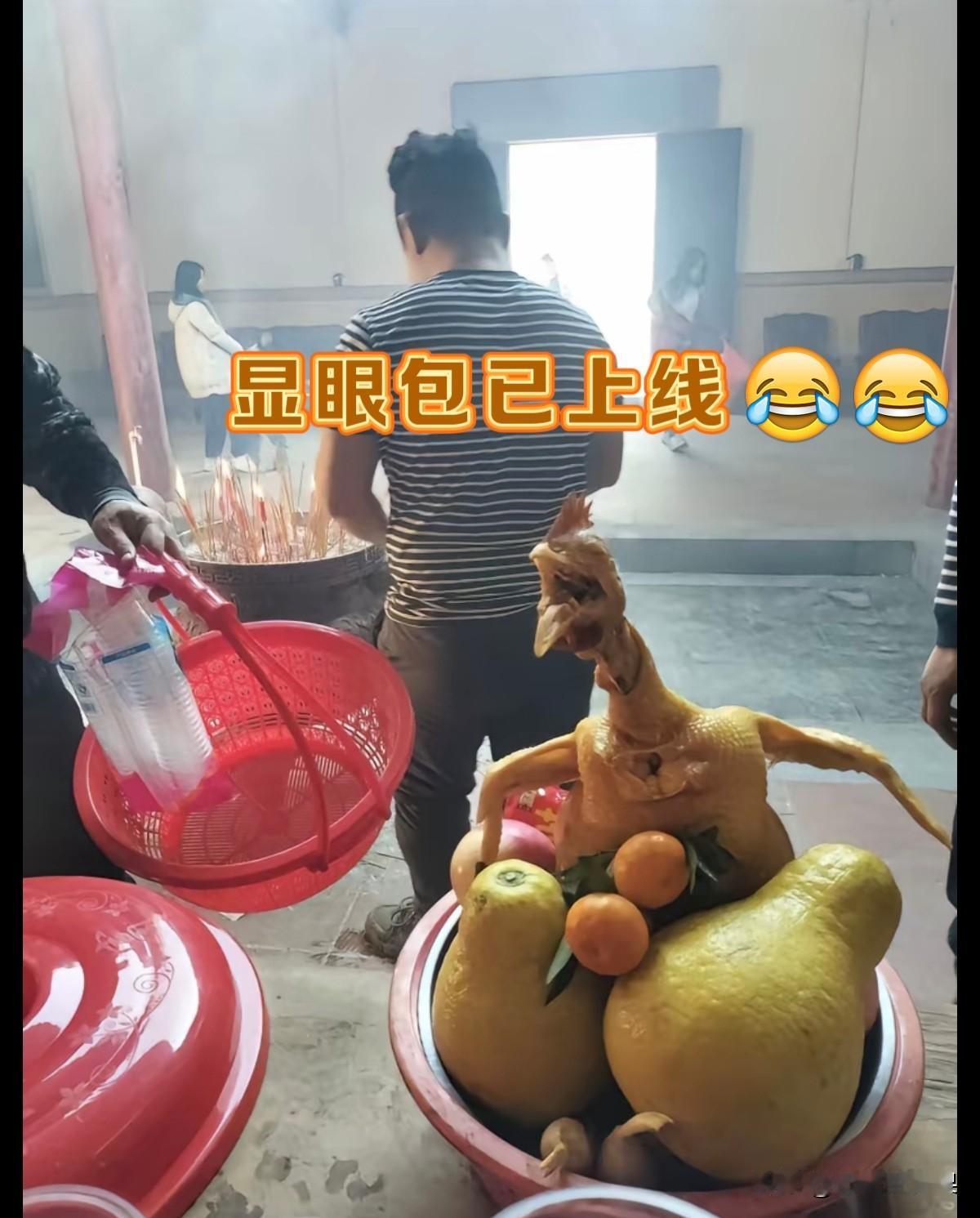 谁懂啊家人们！看到网友庙里拍到的这只鸡，我笑到打鸣😂😂😂它昂首挺胸，