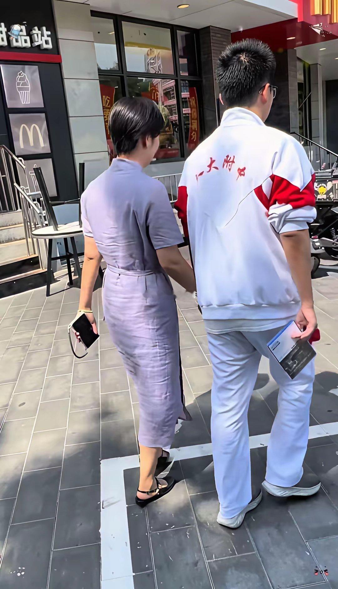 人大附中，妈妈接出考场的儿子，气场全开，短剧里的场景照进现实！