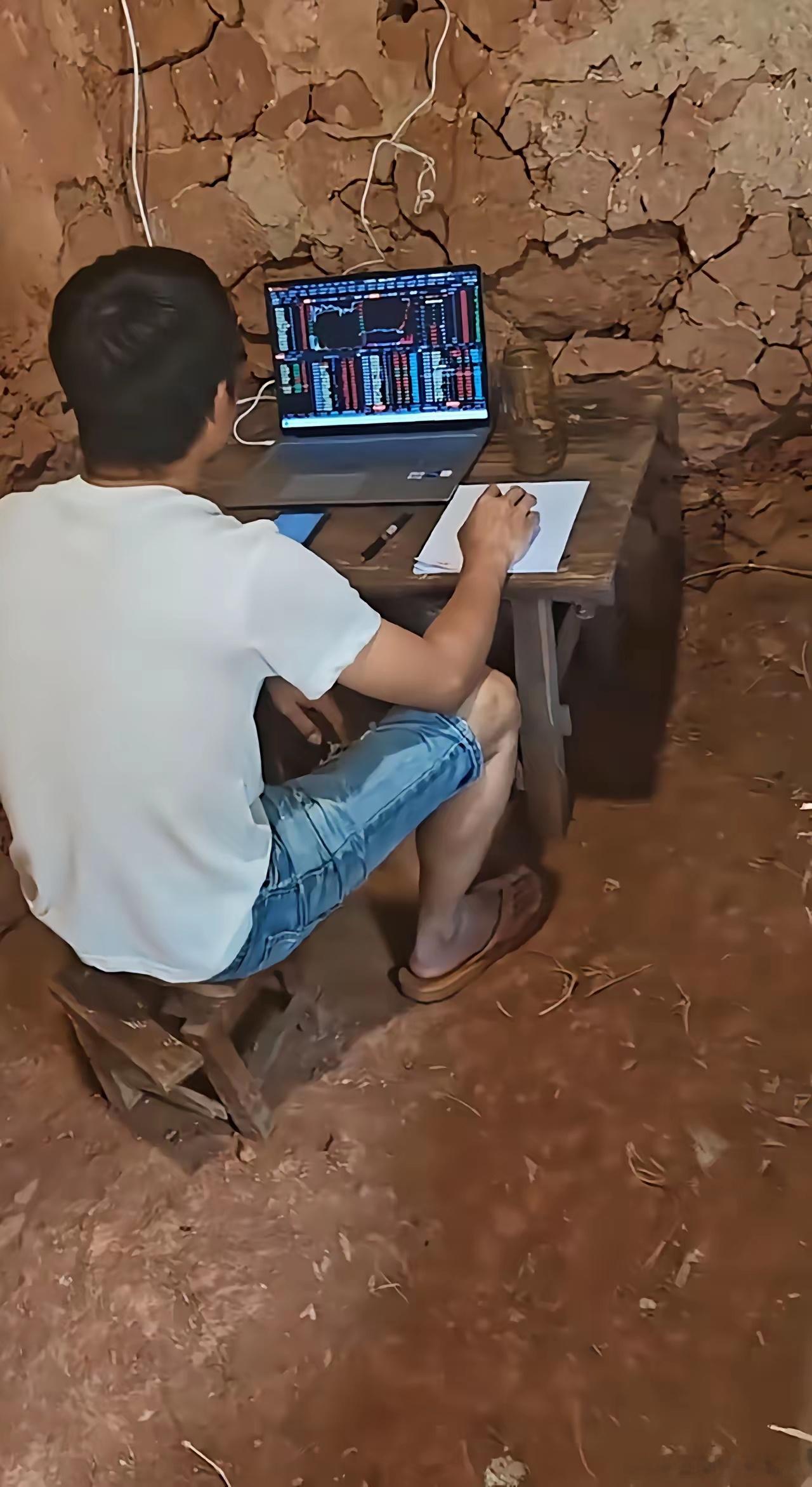 听劝啊，别再玩了，那地方真不适合，把钱取出来修房子吧，房子在家才在，以后有钱了再