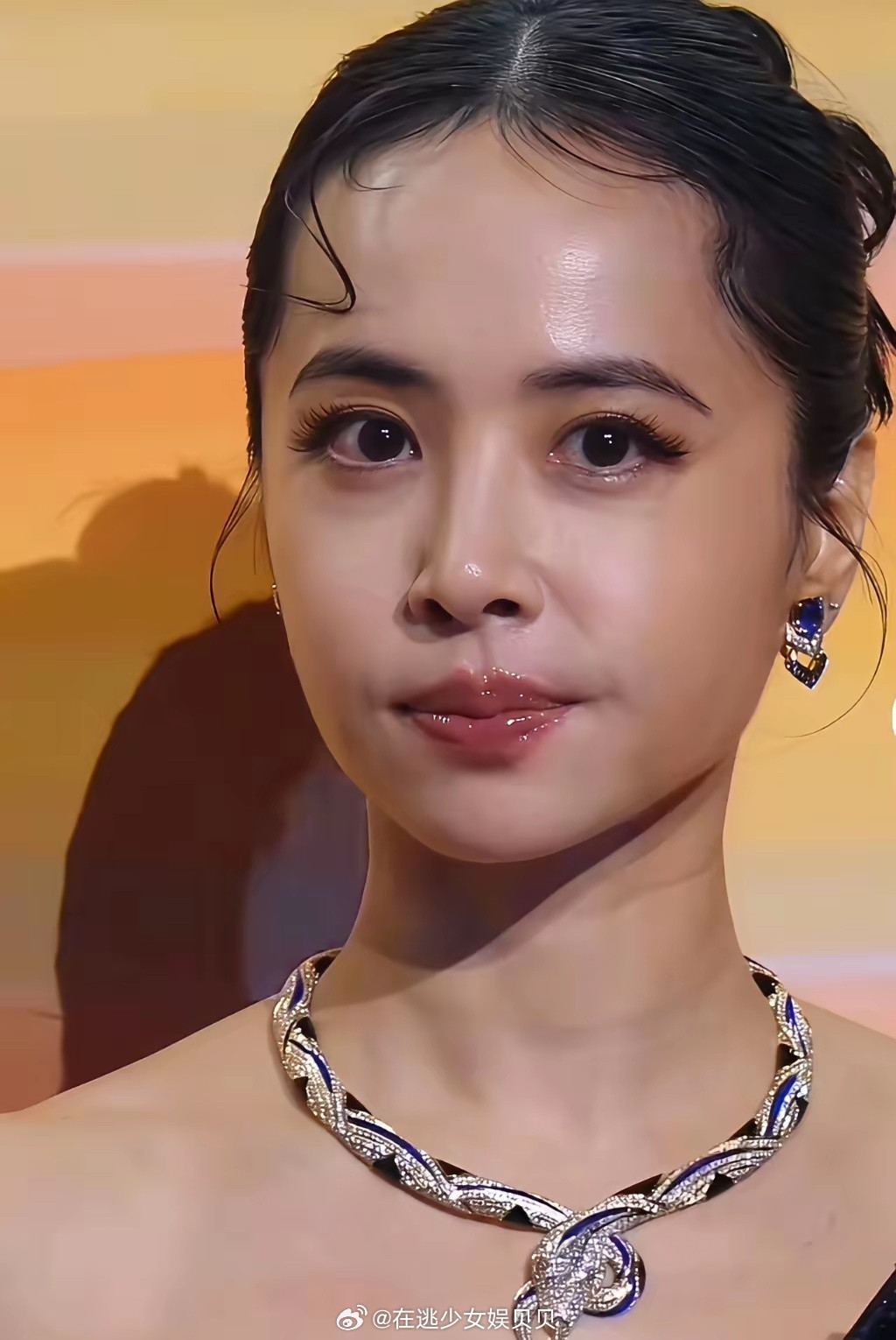 为什么脸上那么细腻光滑，看起来冻龄。然而颈纹却出卖了她