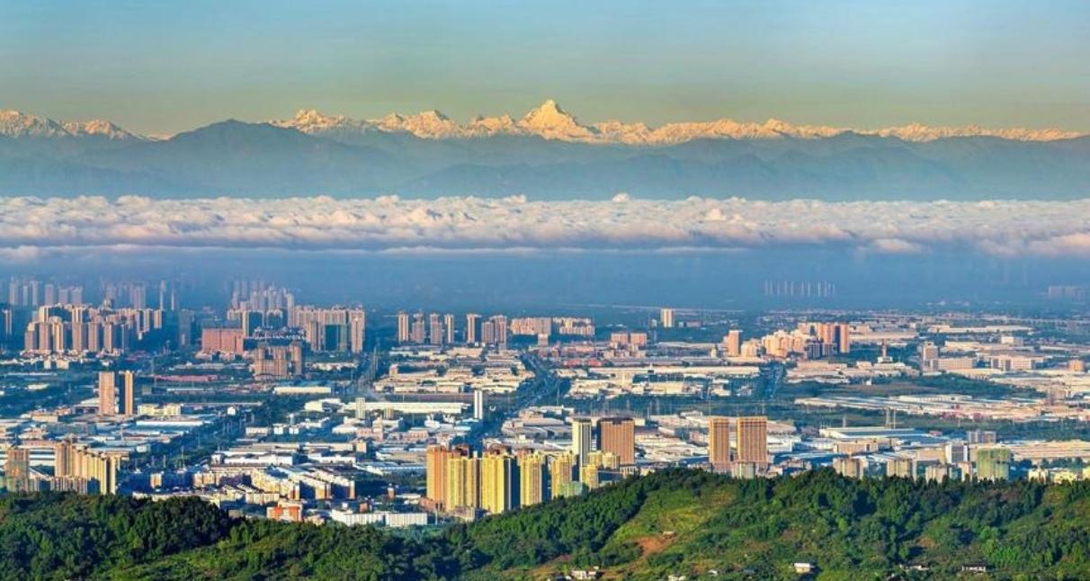 中国哪里的山水最好、风景最美在成都遇见雪山。晴风穿城，雪峰入眼，这是成都独有的城