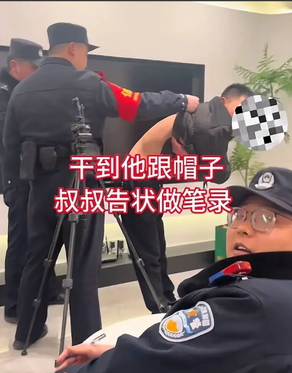 湖南长沙一对夫妻因吵架动手，丈夫不敌报警。民警到场后，男子撩衣展示伤情，另一民警