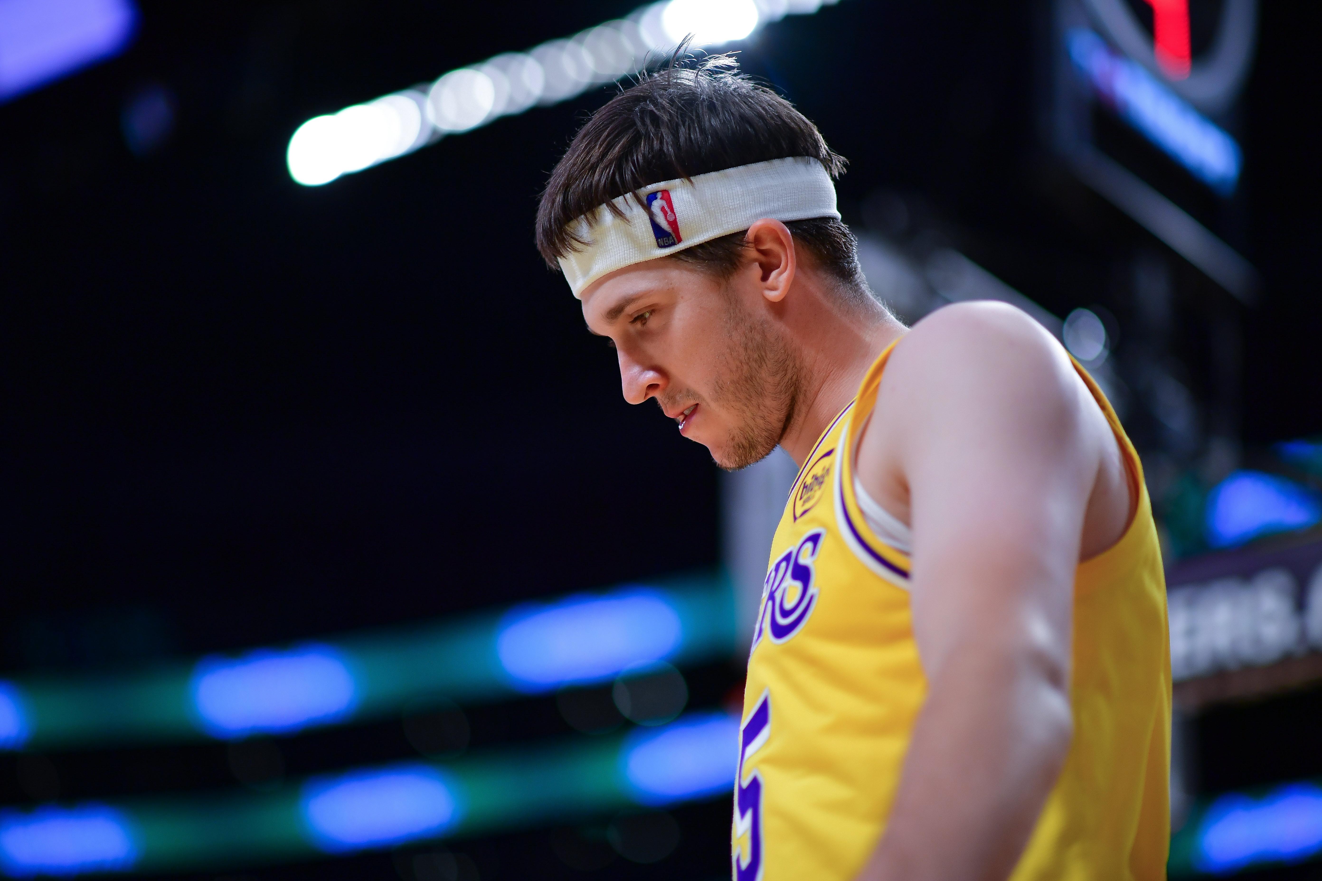 两位NBA著名记者文霍斯特和蒂姆麦克马洪在一档节目当中就预测了湖人队新赛季的战绩