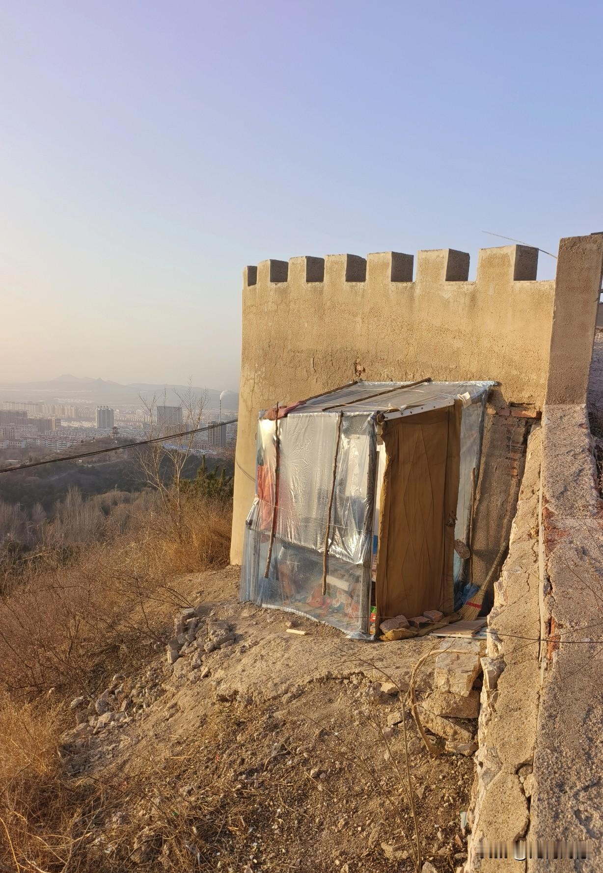 在山上发现一个简易的小屋，是用塑料建成的，背北朝南，小屋里洒满了阳光，感觉很温暖