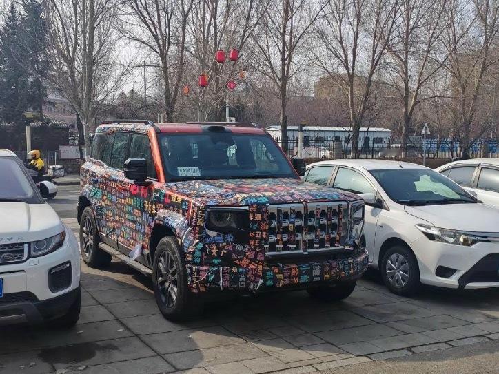 红旗P567路试，视觉效果感觉有点小，远没有普拉多的体量感。而且机舱尺寸小，比例