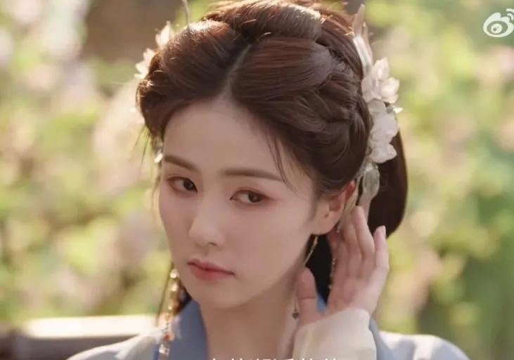 #白鹿人生妆造上新#被《临江仙》的皮造花头饰狠狠戳中！当影视剧妆造卷设计卷流量