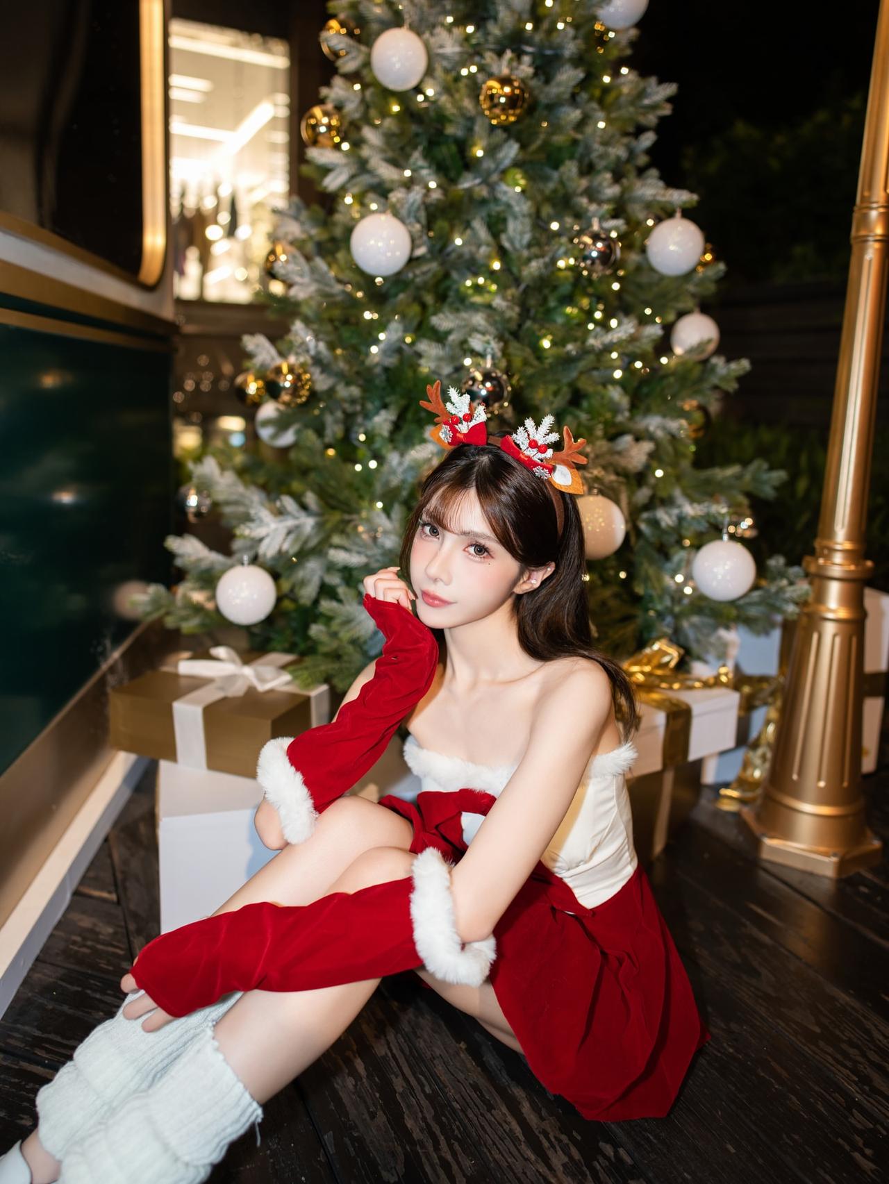 圣诞氛围满满，红衣少女与圣诞树合影，甜美可爱！🎄💖📸为什么温柔的女人更受欢